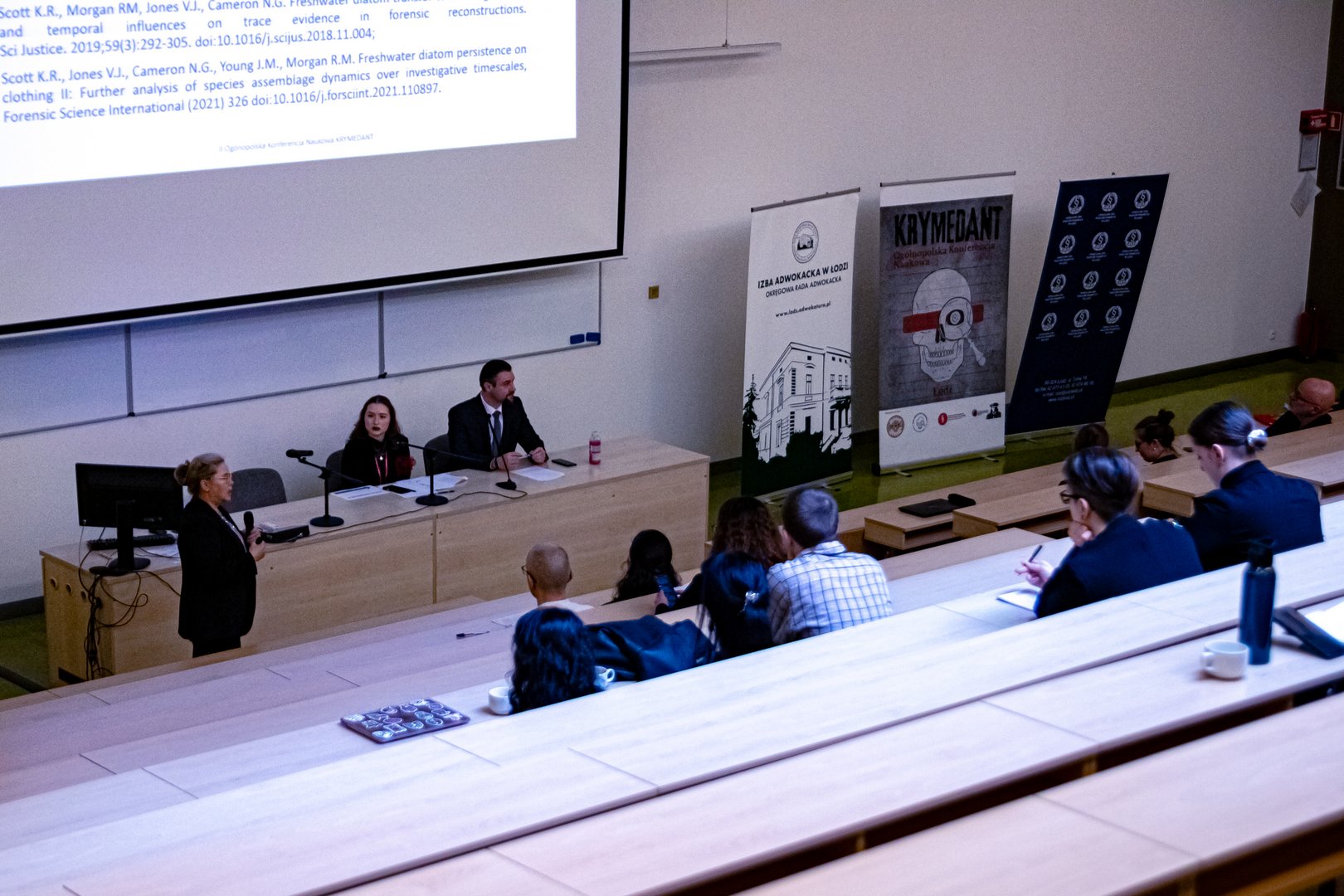 Sala konferencyjna pełna ludzi