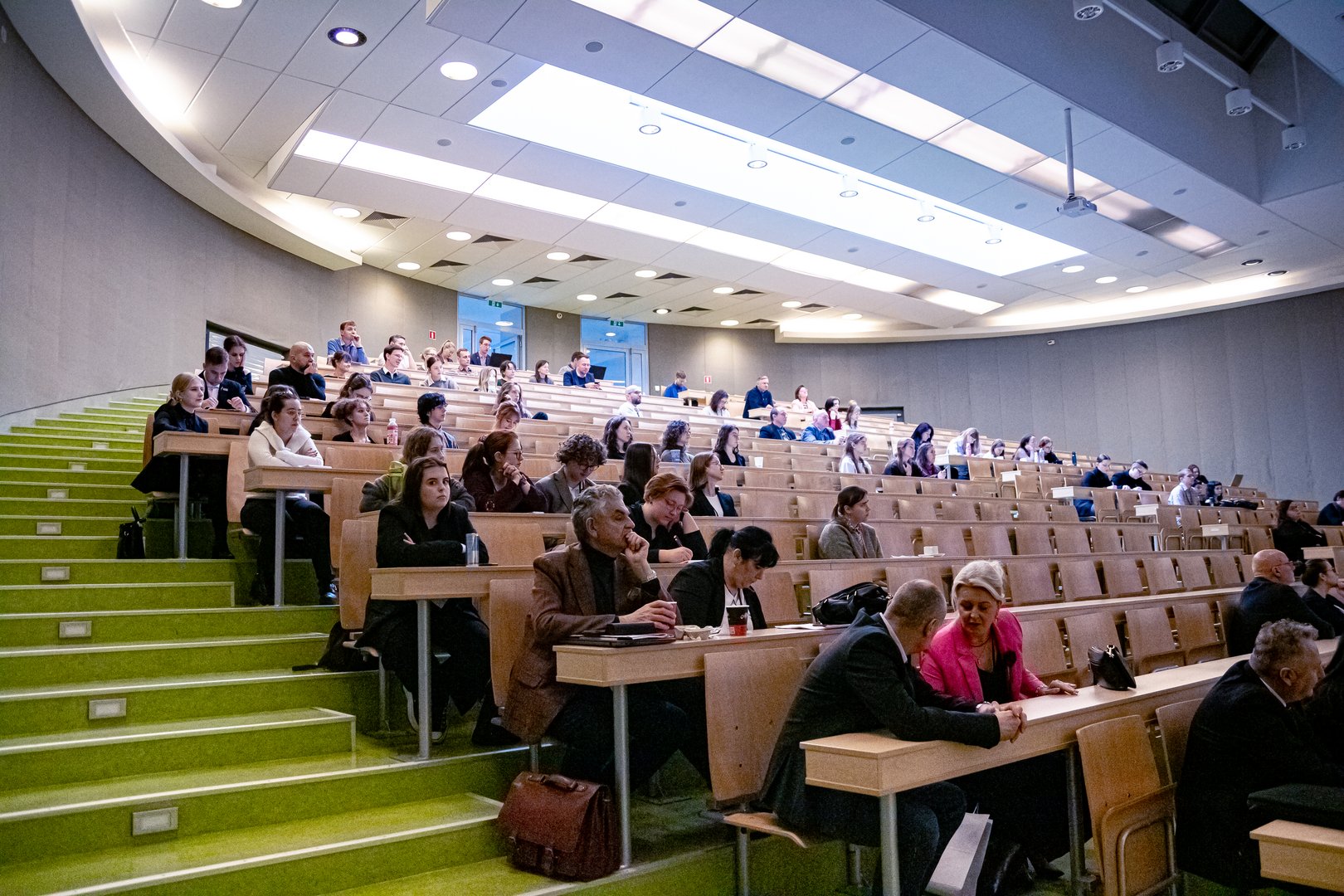Sala konferencyjna pełna ludzi