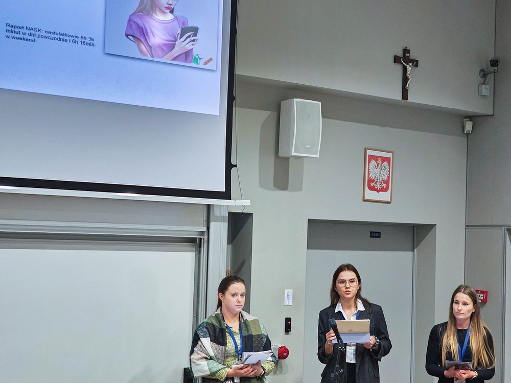 Trzy osoby w sali konferencyjnej