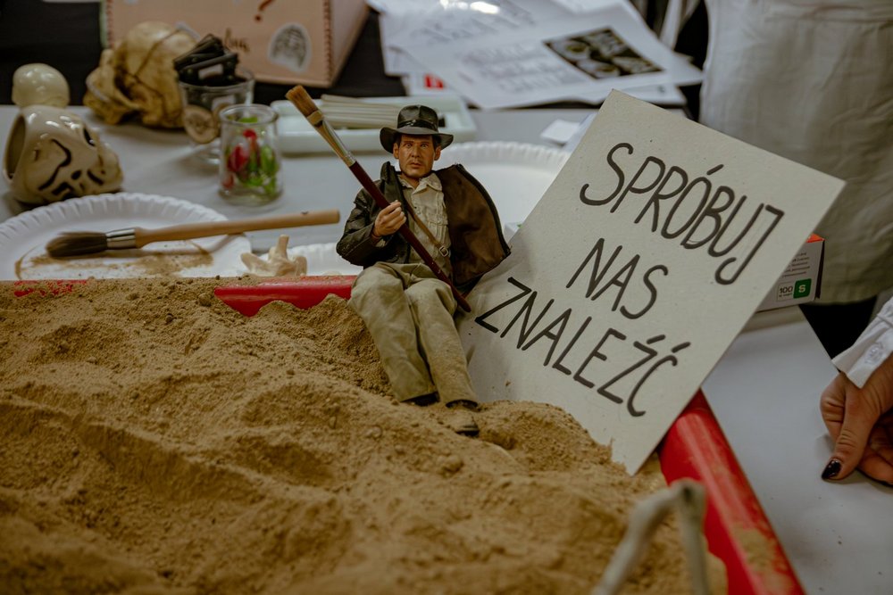 Lalka Indiana Jones i piasek