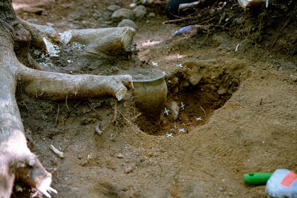 wyeksplorowana jama z ceramiczną popielnicą