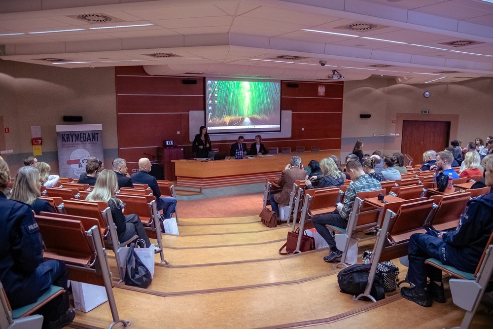 Sala konferencyjna pełna ludzi