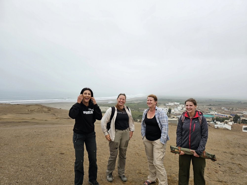 cztery osoby na tle pustyni