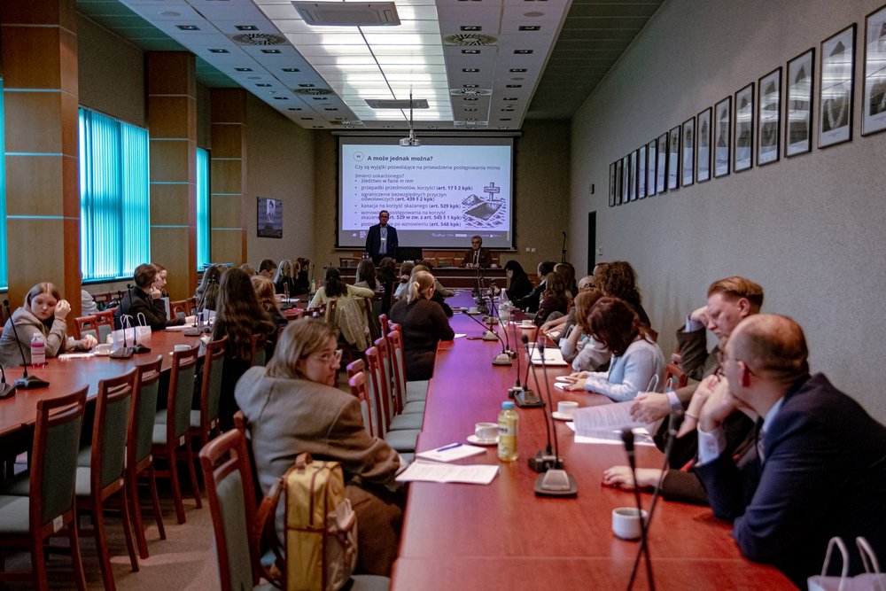 Sala konferencyjna pełna ludzi