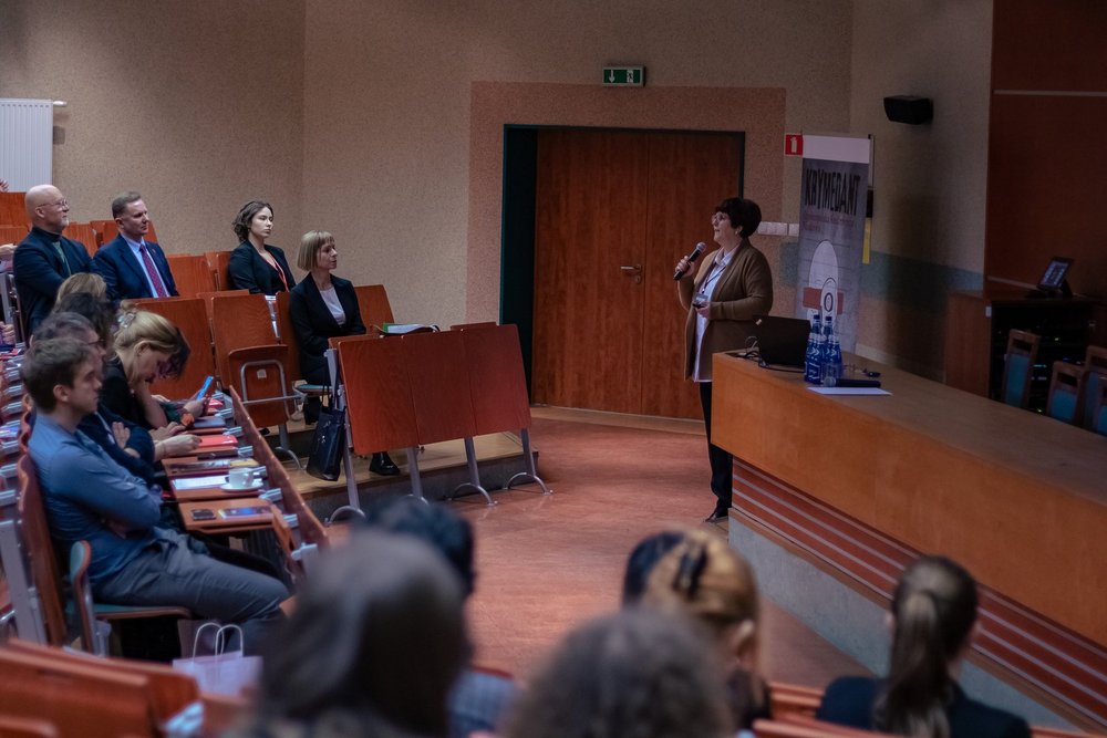 Sala konferencyjna pełna ludzi