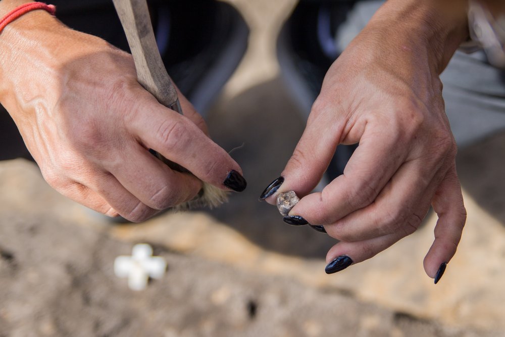 Dłonie z fragmentem kostnym