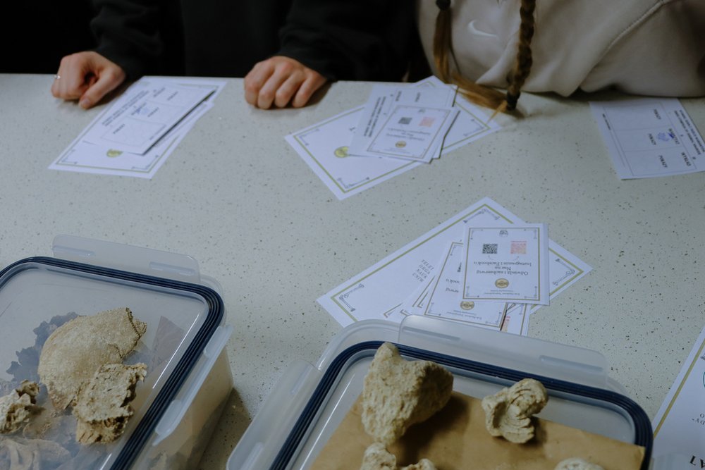 blat z fragmentami kostnymi i certyfikatami