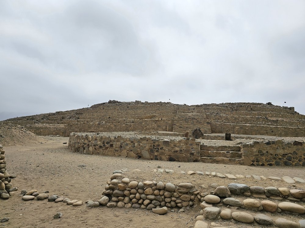 widok na stanowisko archeologiczne z pozostałościami kamiennych budowli