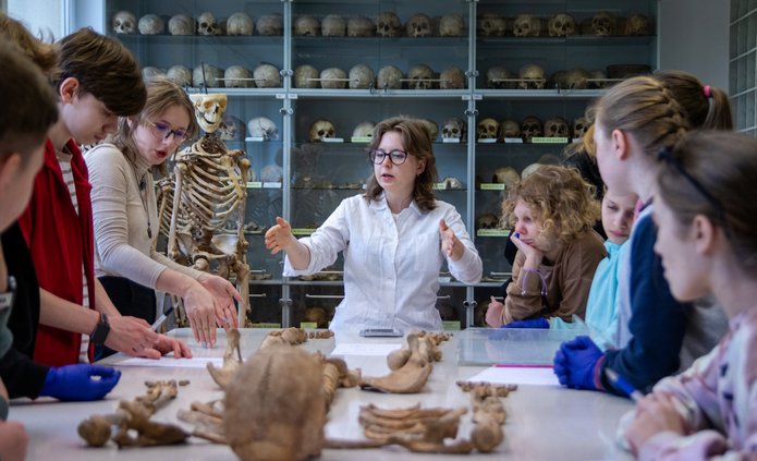 osoba pokazująca szkielet grupie uczniów