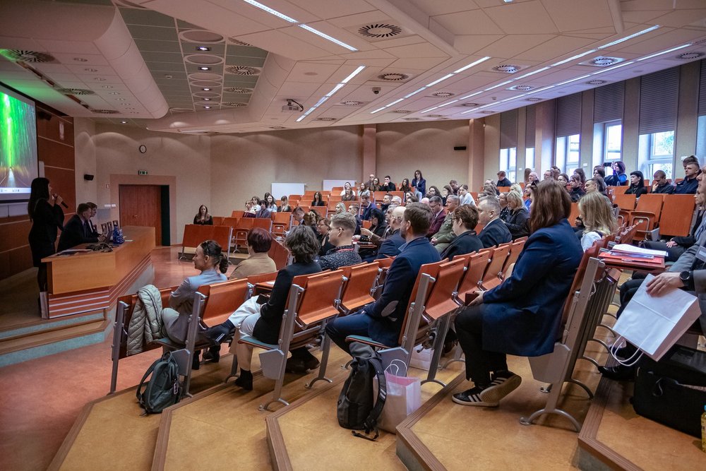 Sala konferencyjna pełna ludzi