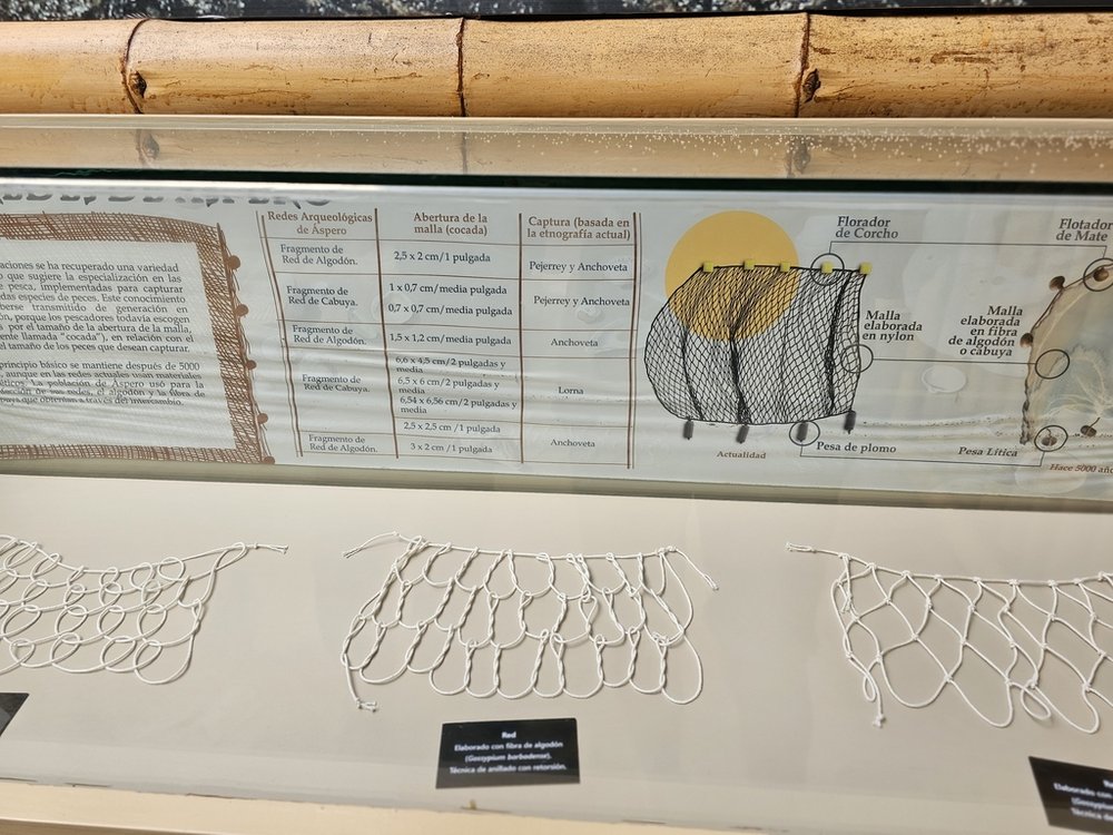fragment wystawy z eksponatem i opisem sieci po hiszpańsku