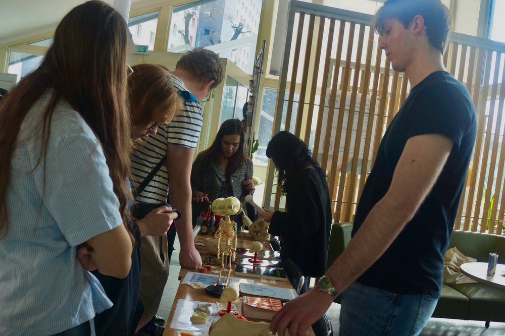 Ludzie przy stoisku antropołowców 