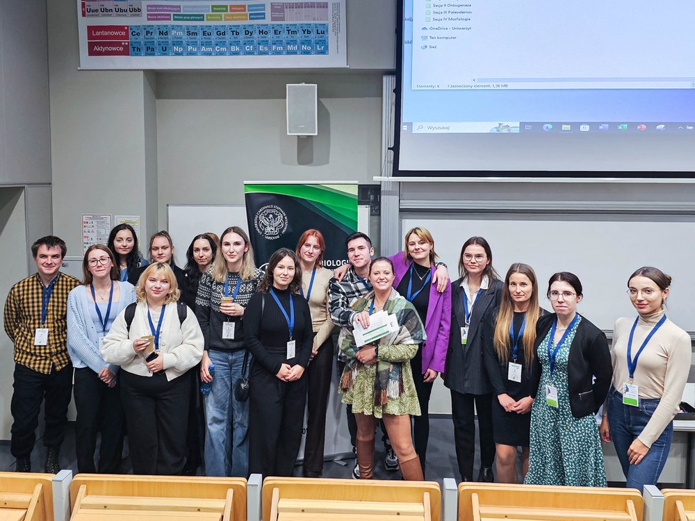 Grupowe zdjęcie członków Koła na tle sali konferencyjnej