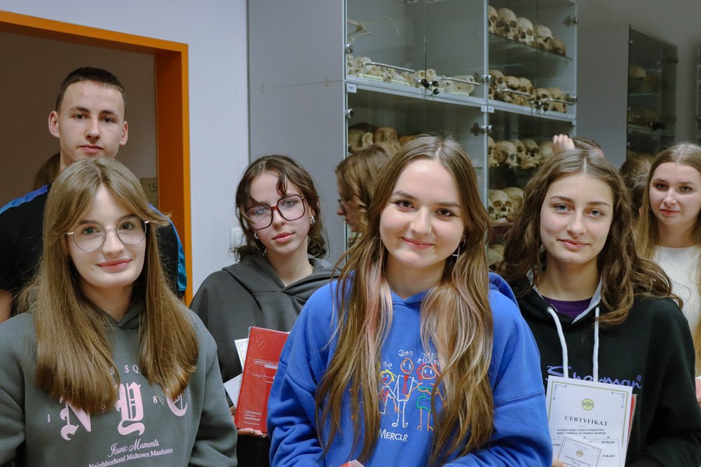 grupa osób w pracowni osteologicznej