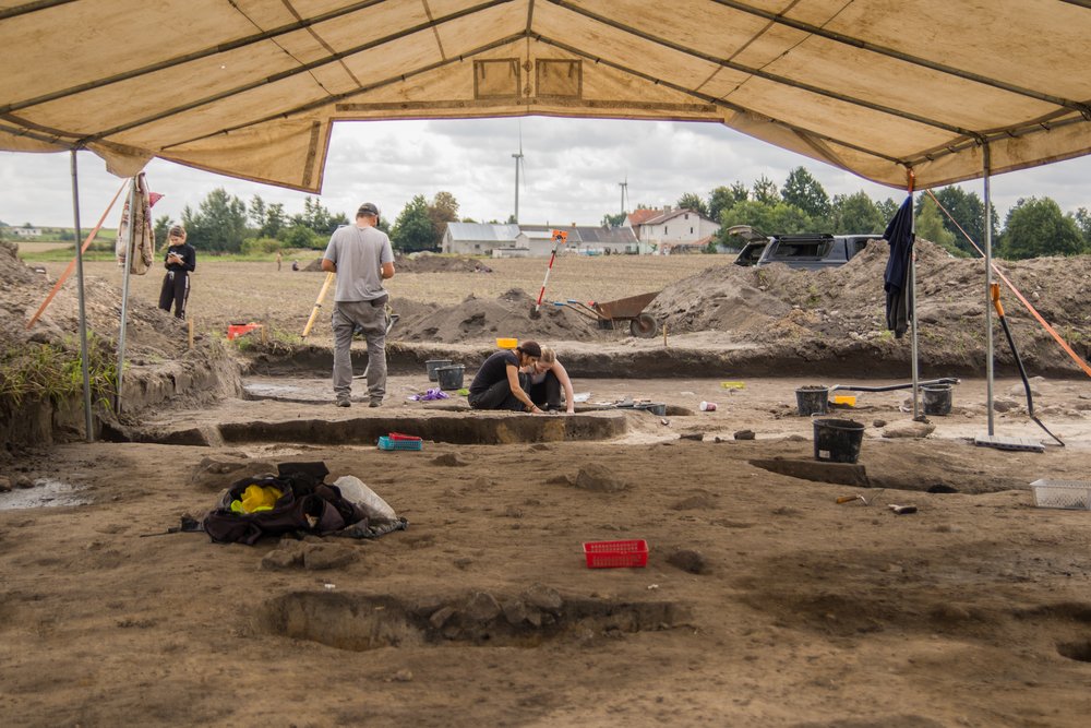 Widok pracujących na wykopie osób