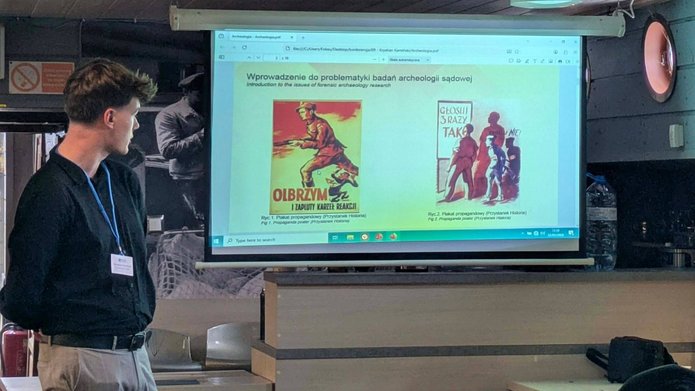 Krystian Kamiński prezentuje prezentację