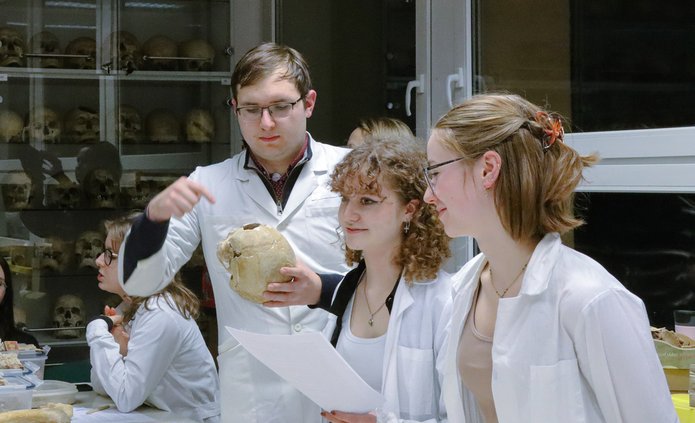 trzy osoby z materiałami kostnymi