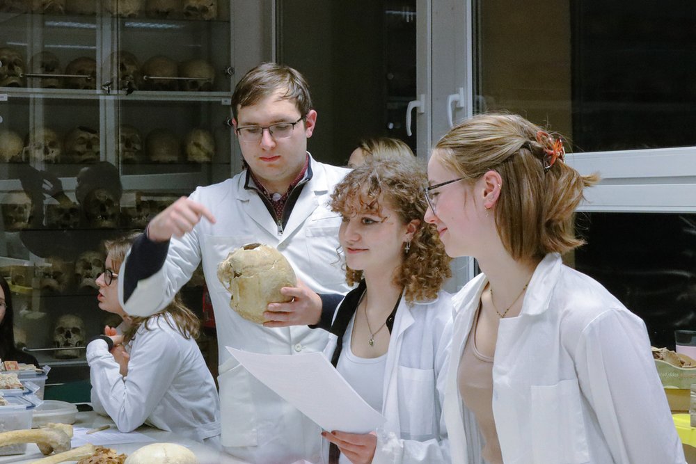 trzy osoby z materiałami kostnymi