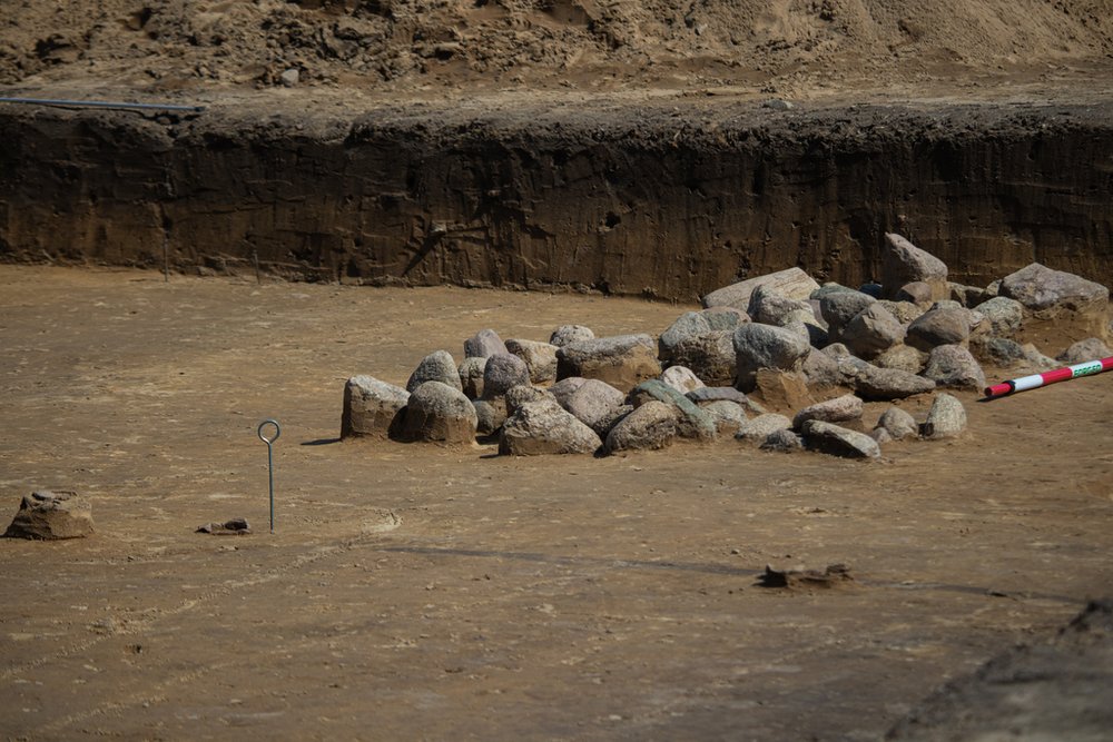 kamienie ułożone na średniowiecznym grobie na stanowisku archeologicznym