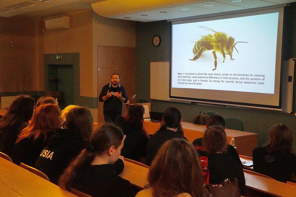 Aula z dużą ilością osób 