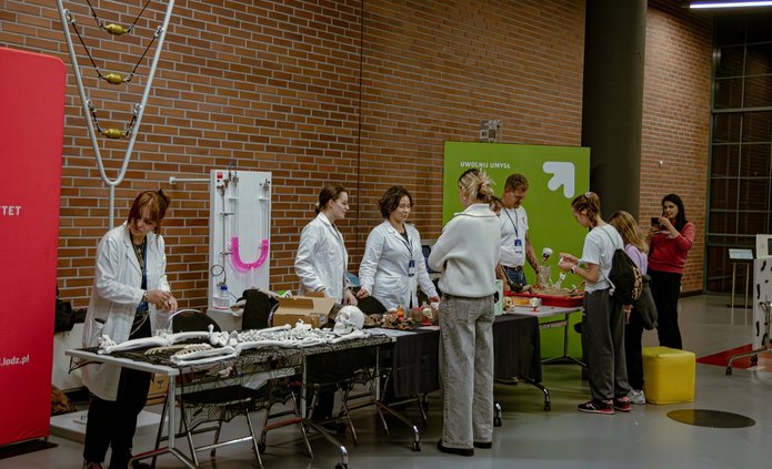 Widok na stoisko z daleka