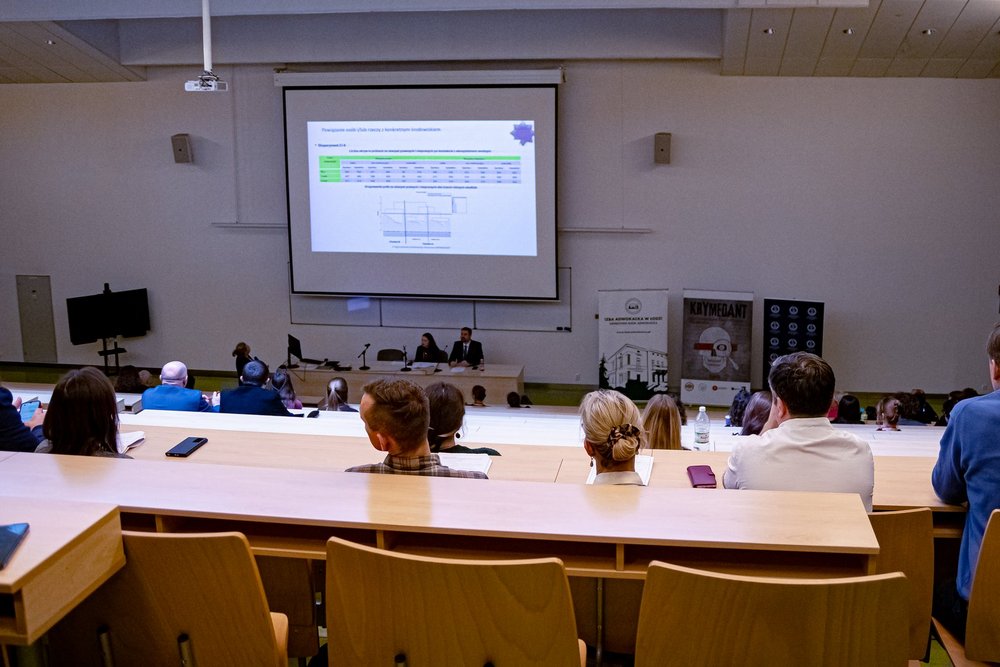 Sala konferencyjna pełna ludzi