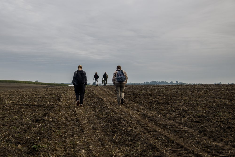 Osoby idące na wykop
