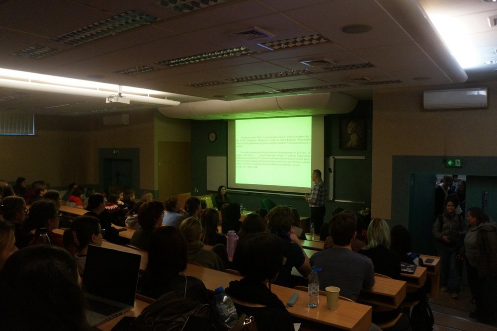 Aula pełna studentów z prowadzącymi wykład