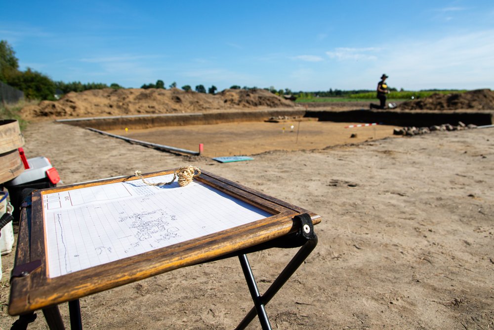 stanowisko archeologiczne ze szkicem położonym na pierwszym planie