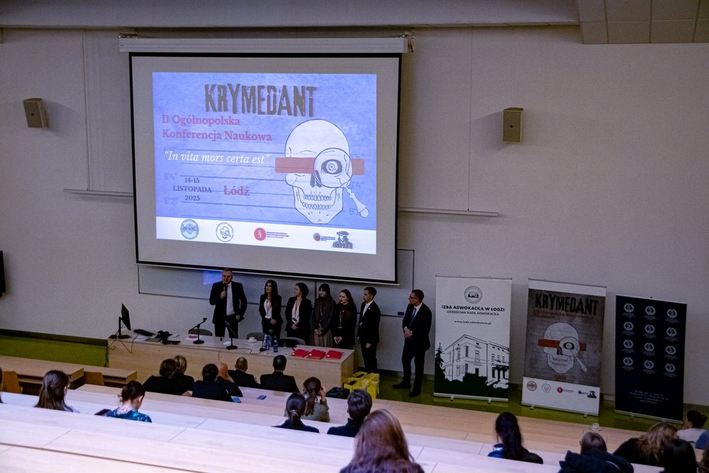 Sala konferencyjna pełna ludzi