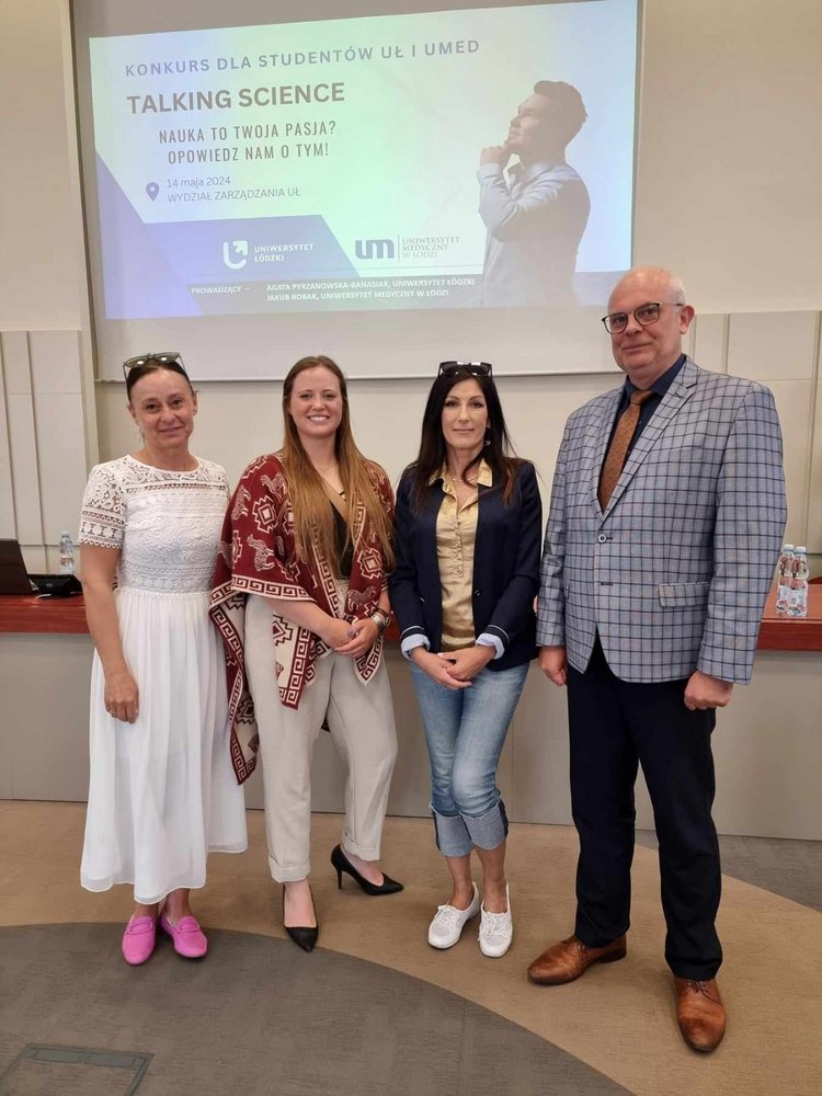 organizatorzy konkursu wraz z Kariną Woźniak i dr Beatą Borowską stoją na tle wyświetlonego plakatu konkursu Talking Science