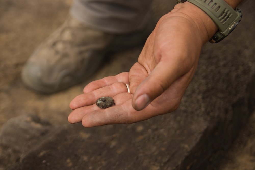 Dłoń z małym zabytkiem