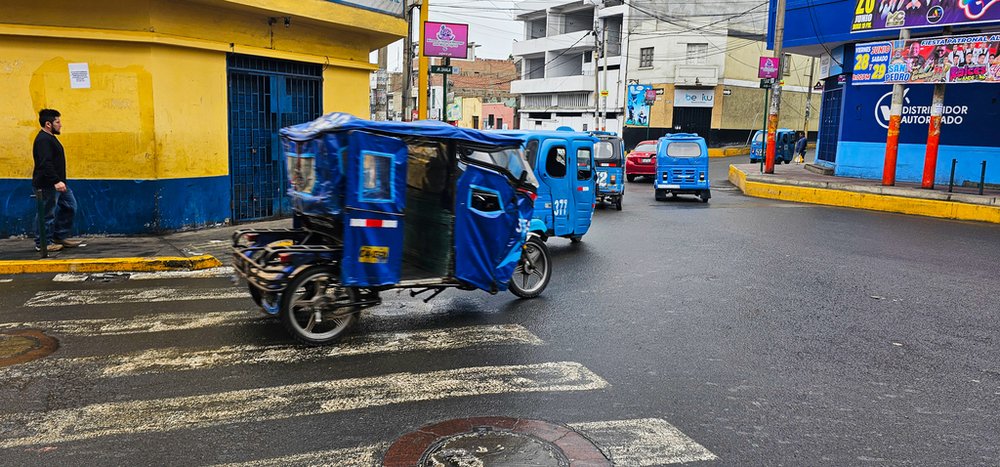 trójkołowiec - pojazd taksówka na ulicy miasta