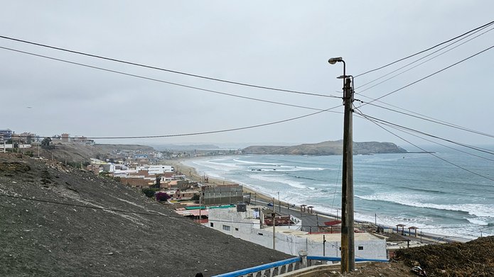 linia energetyczna na tle oceanu