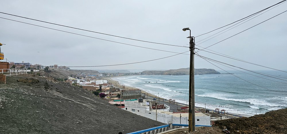 linia energetyczna na tle oceanu