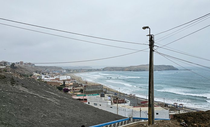 linia energetyczna na tle oceanu