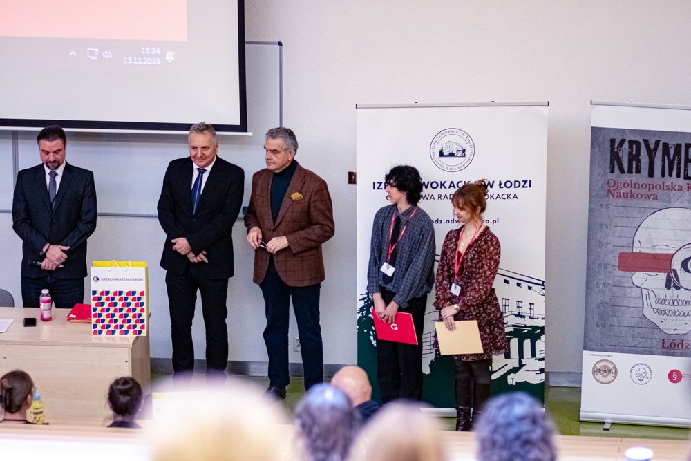 Grupa ludzi w sali konferencyjnej