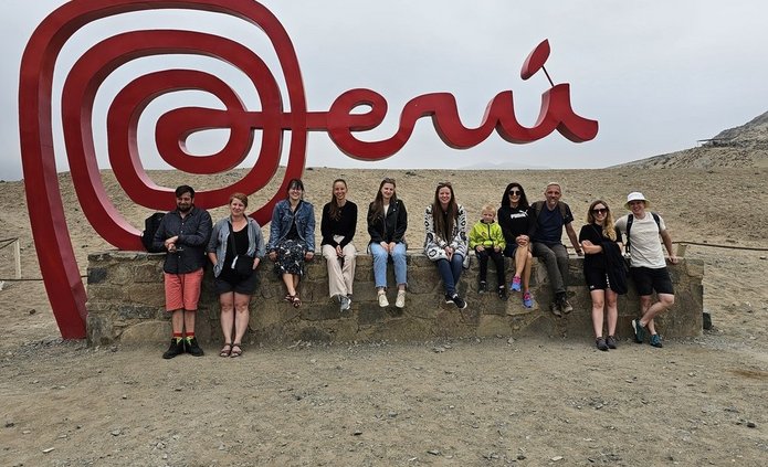 grupa osób na tle napisu Peru