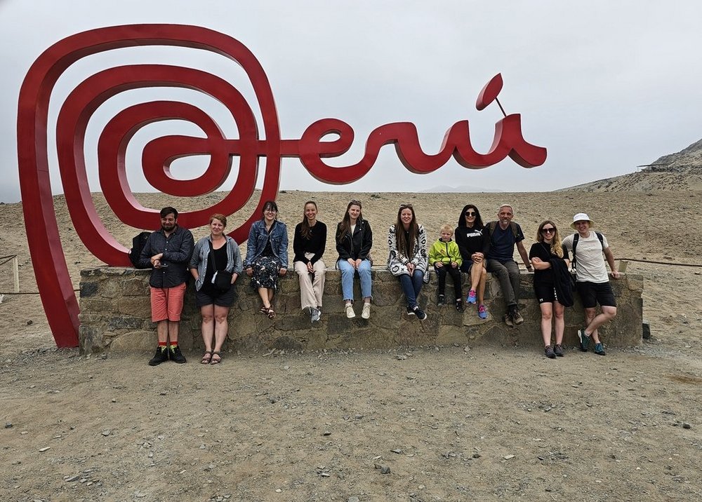 grupa osób na tle napisu Peru