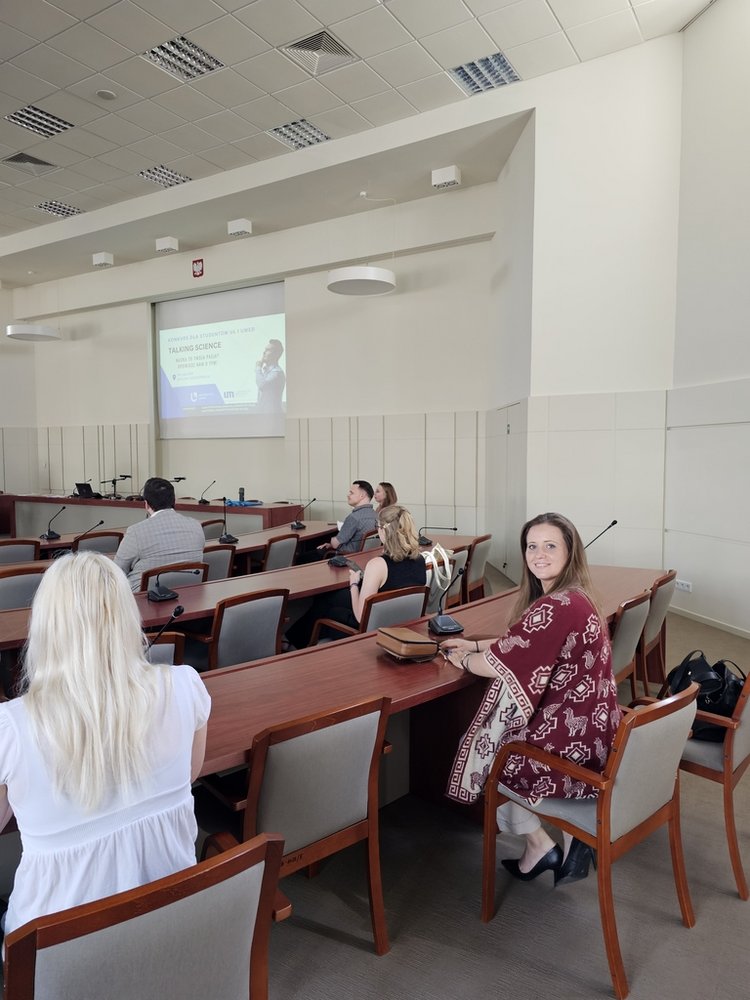 Karina Woźniak siedzi w sali wykładowej