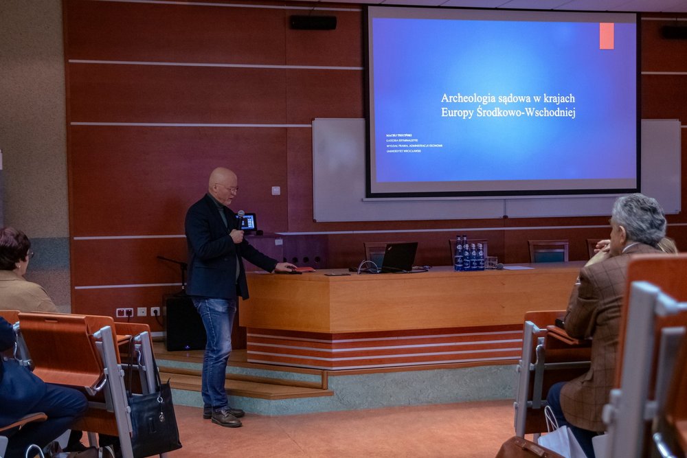 Prelegent przy prezentacji