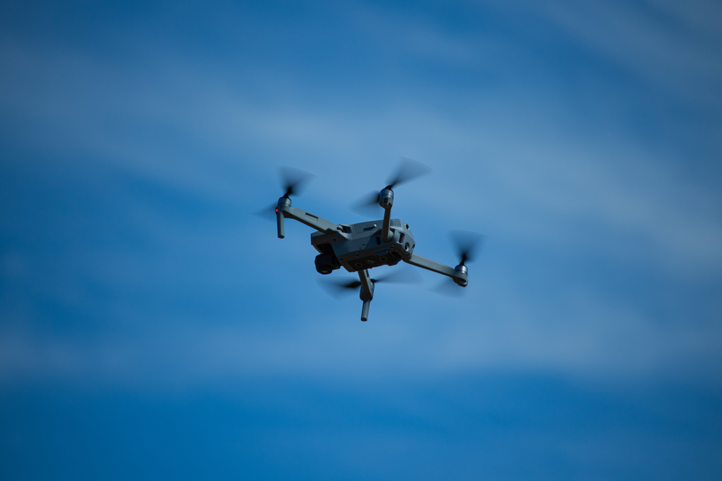 dron na tle nieba