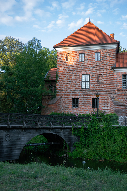 most prowadzący do zamku i zamek w Oporowie