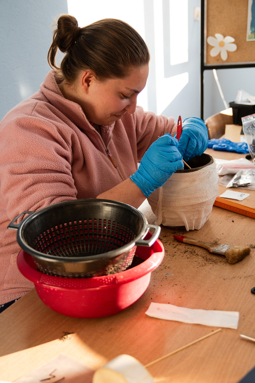 osoba zdejmująca warstwę z popielnicy