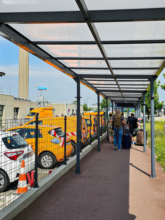 widok zadaszonego wyjścia na parking z lotniska
