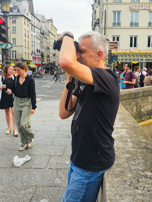 Dr Marek Michalski robiący zdjęcie aparatem