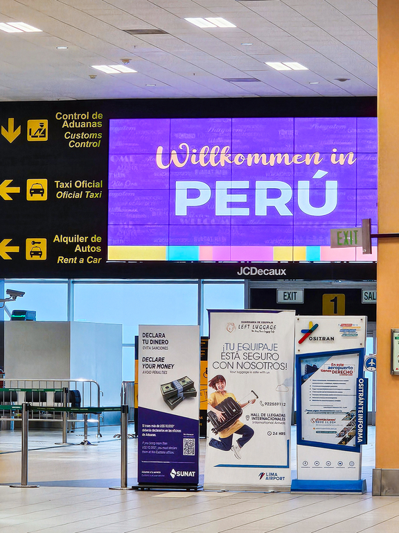 tablice i ekrany na lotnisku z napisem Peru